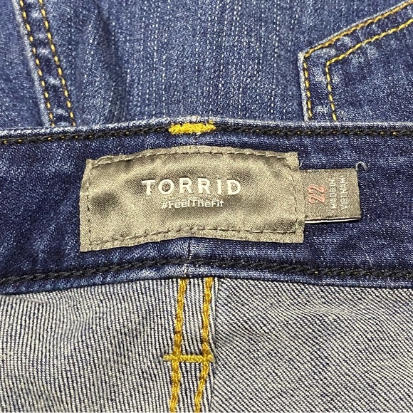 Torrid 5 Inch Vintage Stretch High-Rise Short Button Fly in All That - Picture 5 of 8